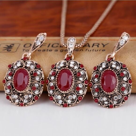🔹️NIB Wine Red & Rhinestone Earring & Necklace Set - Picture 3 of 12